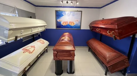 Sala con ataúdes de distintos acabados
