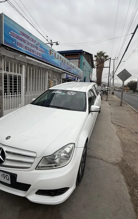 Vehículo blanco frente al local de Funeraria Bet-El