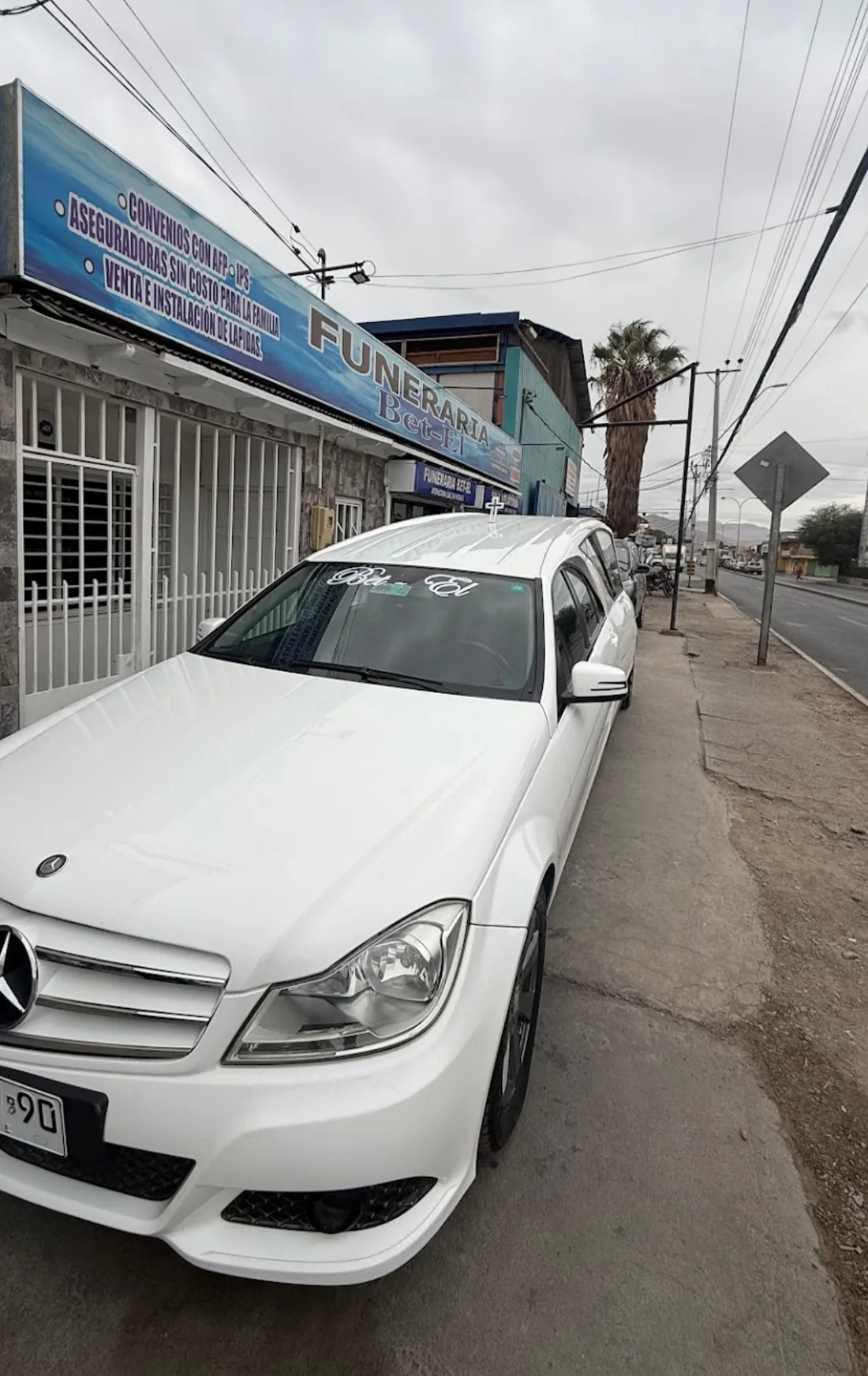Vehículo blanco junto al local de Funeraria Bet-El