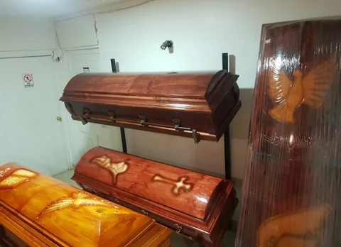Ataúdes de madera con distintos diseños