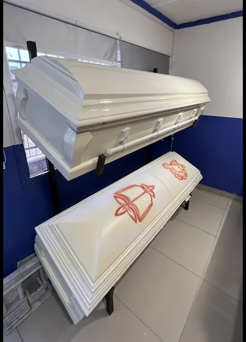 Ataúdes de acabado claro en la galería de la funeraria